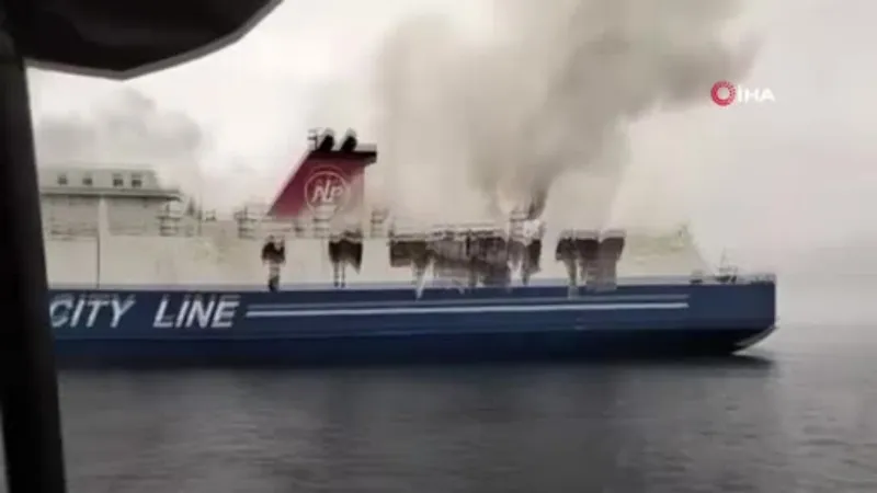Endonezya’da turist gemisinde yangın