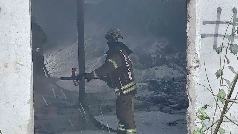 Avcılar’da geri dönüşüm deposunda korkutan yangın