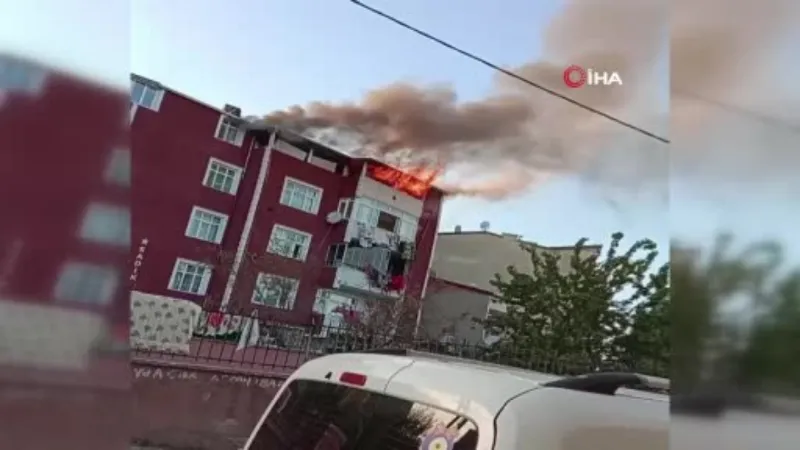 Arnavutköy’de 5 katlı binanın çatı katı alev alev yandı