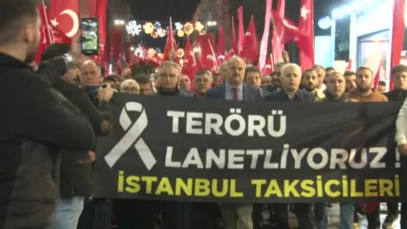 Taksiciler İstiklal Caddesi’nde bombalı saldırıyı kınamak için karanfil bıraktı