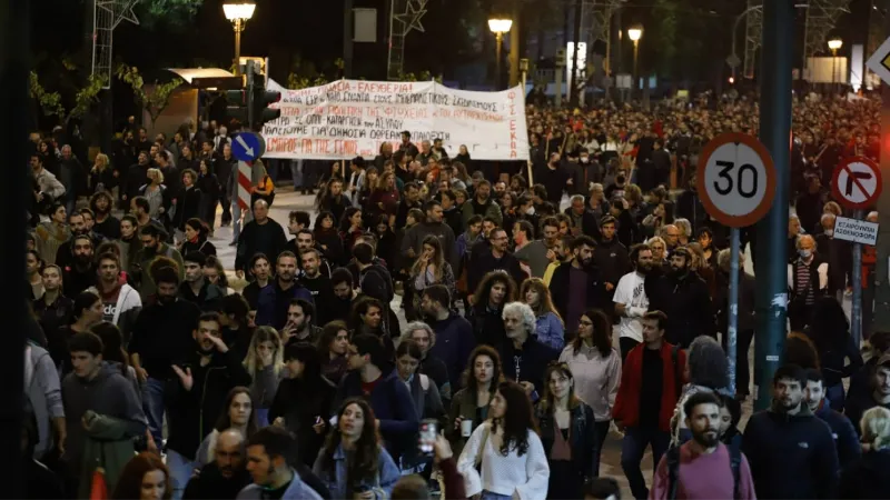 Yunanistan’da 17 Kasım Öğrenci Direnişi’nin 49. yıl dönümünde yüzlerce kişi ABD Büyükelçiliğine yürüdü