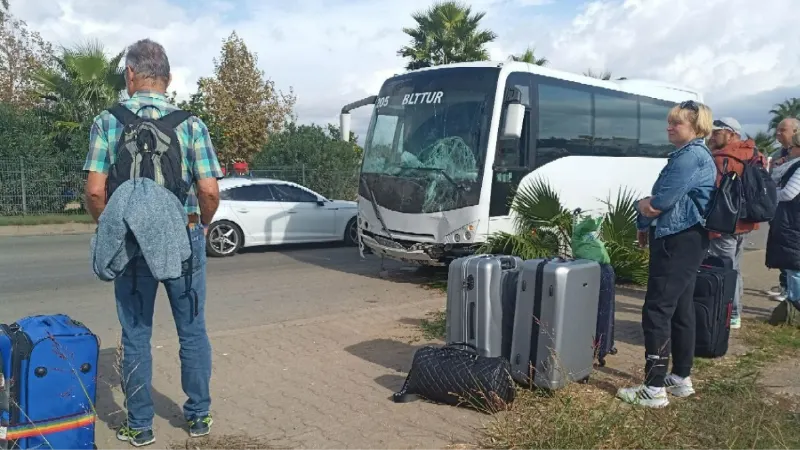 Havalimanına turistleri taşıyan midibüs karşı şeride geçti, kaza ucuz atlatıldı