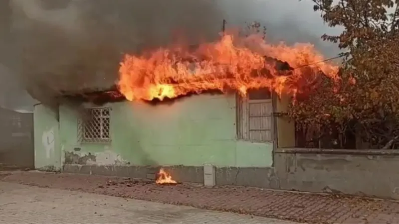 Suluova’da ahşap ev alev alev yandı