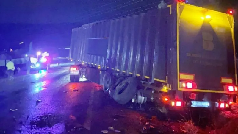 Erdek’te tır ile kamyon çarpıştı, 1 tır ise tarlaya uçtu