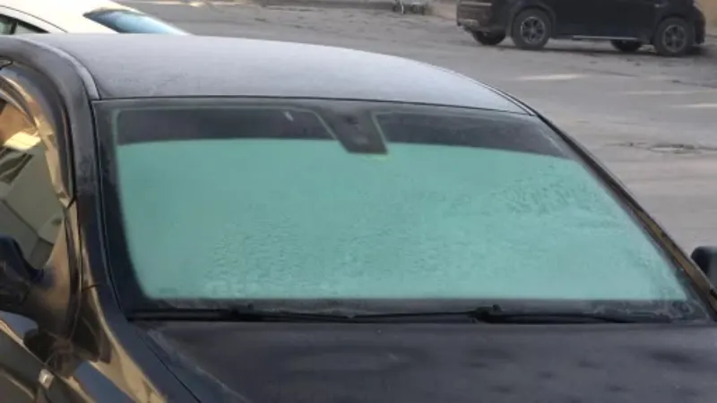 Yüksekova’da havanın soğumasıyla araçların camları buz tuttu