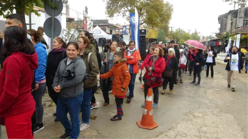 Bedava tarhana için yağmura aldırış etmediler