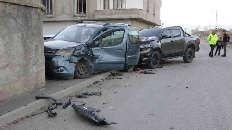 Yüksekova’da trafik kazası: 3  yaralı