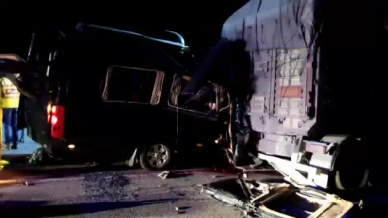 Amasya’da minibüs tıra çarptı: Ölü ve yaralılar var