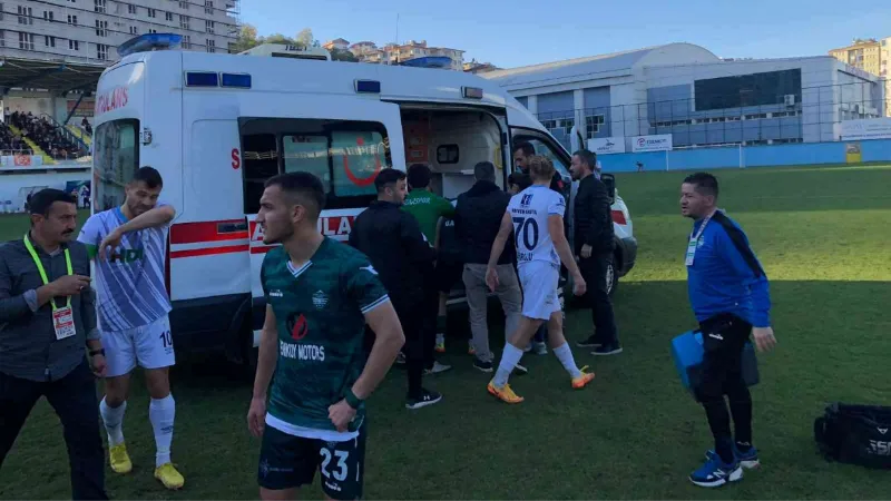 Burnu kırılan futbolcu sahadan ambulans ile çıkartıldı