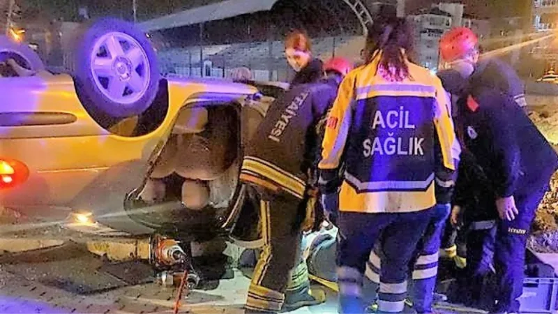 Takla atıp ters duran otomobilde sıkışan sürücü yaralı kurtarıldı