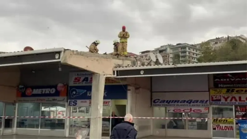 Üsküdar’da şiddetli rüzgarda otobüs yazıhanenin çatısı uçtu