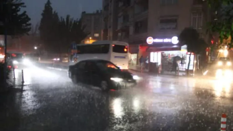Aydın’da beklenen sağanak yağış başladı