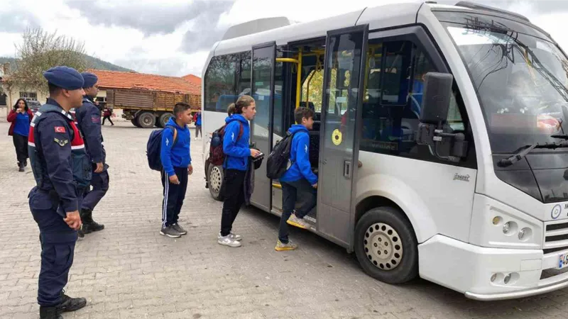 Jandarma’dan okullar çevresinde ve servis araçlarında denetim