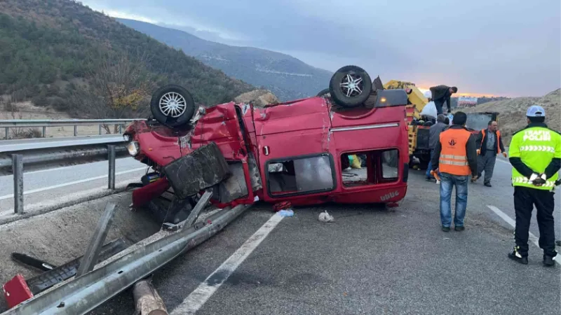 D100’de bariyerlere çarpan minibüs takla attı: 2 yaralı