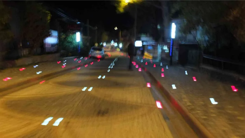 Burhaniye’de şehir magandaları yol aydınlatmalarına zarar veriyor