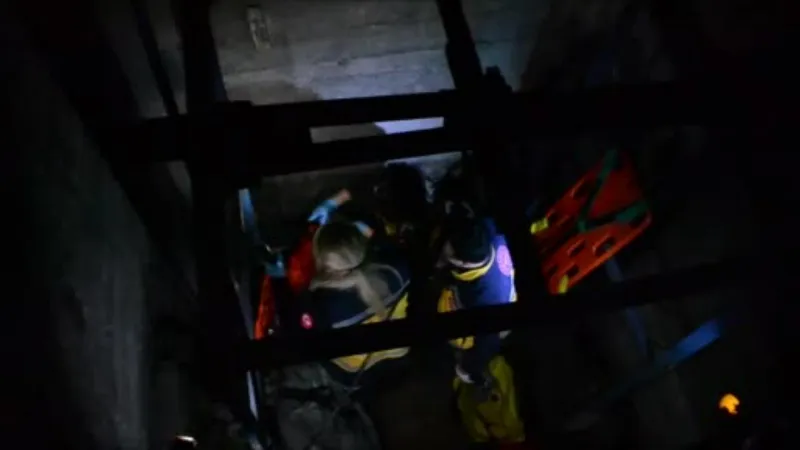 Halatı boşalan asansör zemine çakıldı, sıkışan 2 işçi yaralandı