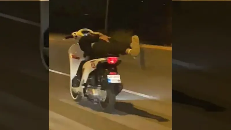 Fethiye’de yatarak motosiklet kullanan sürücüye ceza yağdı