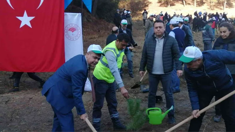 Salihli’de Öğretmenler Günü ağaç dikme etkinliği düzenlendi