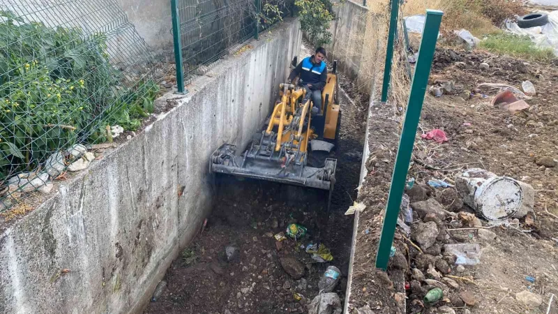 Emlakdere Mahallesi’nde dere temizlik çalışması yapıldı