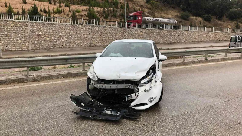 Bandırma’da yağış sebebiyle kayan araç kaza yaptı; 1 kişi yaralı