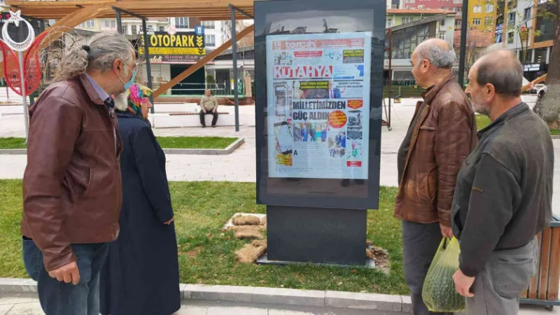 Kütahya’da yayın yapan gazetelerin birinci sayfalarının yer aldığı dijital panoya ilgi