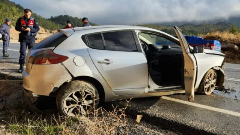 Antalya’da otomobil kayalıklara çarptı: 1 yaralı