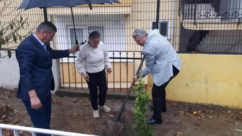 Edremit’te Eylül ayında vefat eden öğretmen adına okuluna fidan dikimi yapıldı