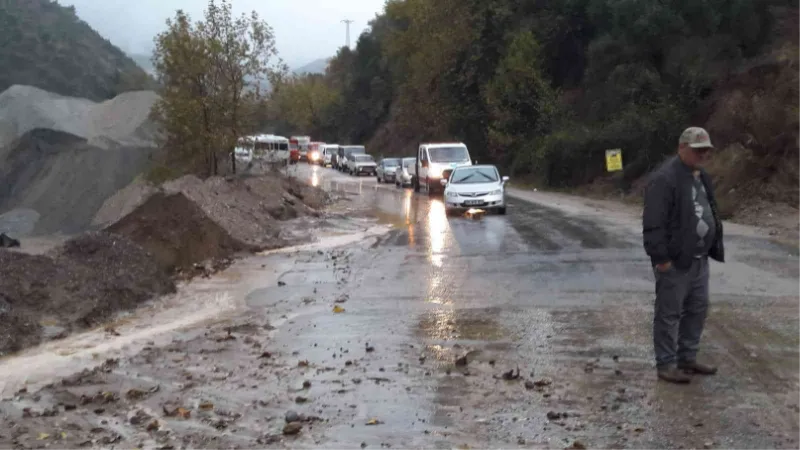 Aydın’da şiddetli yağış sonrası Köşk-Ödemiş yolu trafiğe kapandı