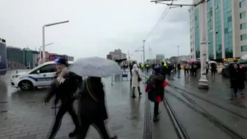 Taksim Meydanı’nda Kırgız turist bavulunu unuttu, polis alarma geçti