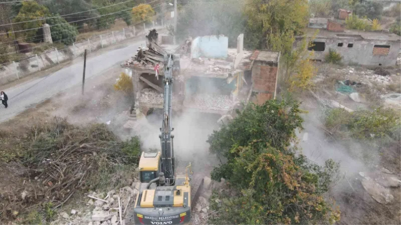 Nazilli’de metruk binalar yıkılıyor