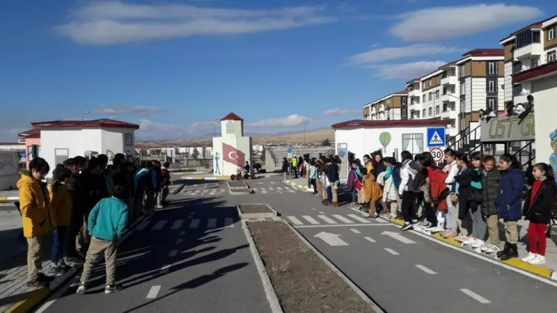 Kars’ta öğrencilere uygulamalı trafik eğitimi verildi