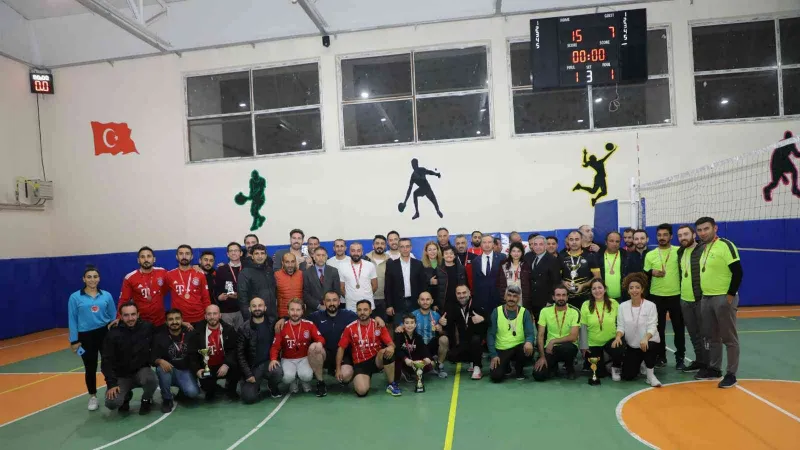 Ağrı’da öğretmenler arası voleybol, masa tenisi ve satranç turnuvaları tamamlandı