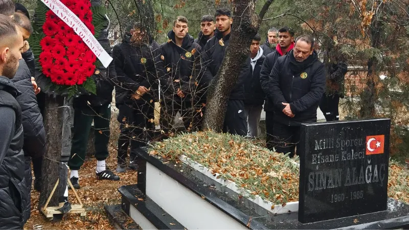 Efsane kaleci Sinan Alağaç kabri başında anıldı