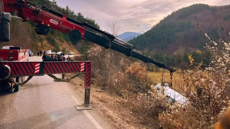 Öğrencileri taşıyan minibüs şarampole devrildi