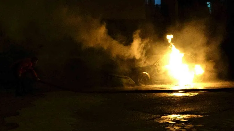 Mersin’de otomobil alev alev yandı