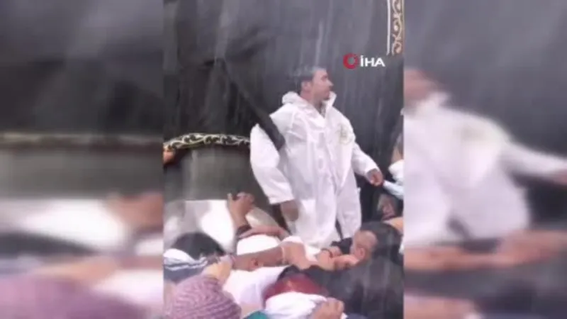 Müslümanlar, şiddetli yağışa aldırmadan Kabe’yi dualarla tavaf etti