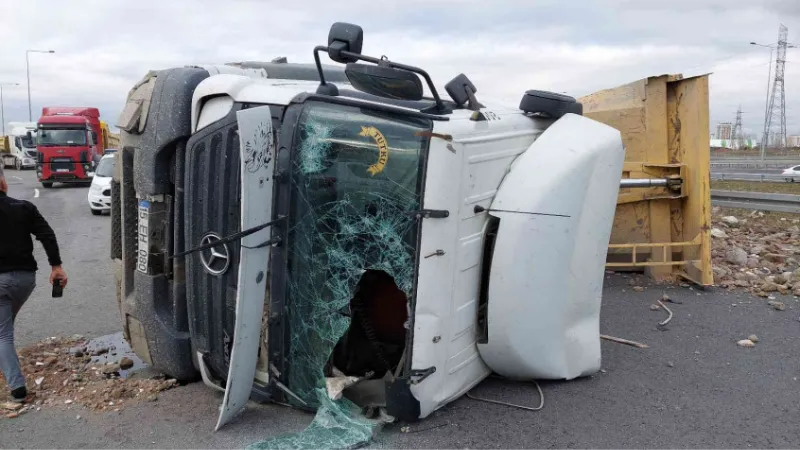 Sultangazi Kuzey Marmara Otoyolu’nda hafriyat kamyonu yan yattı: 1 yaralı
