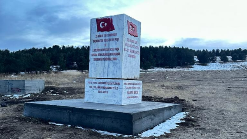 Muğla’da hazırlanan 35 tonluk mermer kaide Sarıkamış Şehitleri’nin yürüyüşe başladığı alana dikildi
