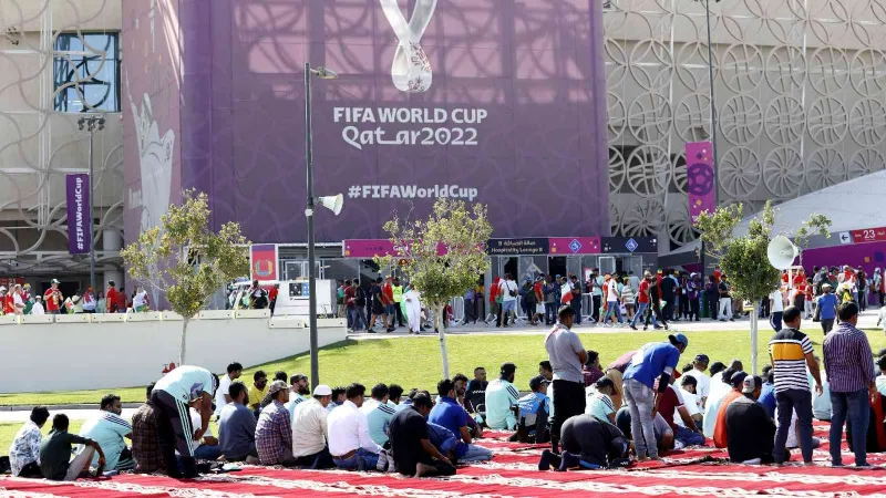 Doha’da stadyumların çevresinde yüzlerce kişi Cuma namazını kıldı
