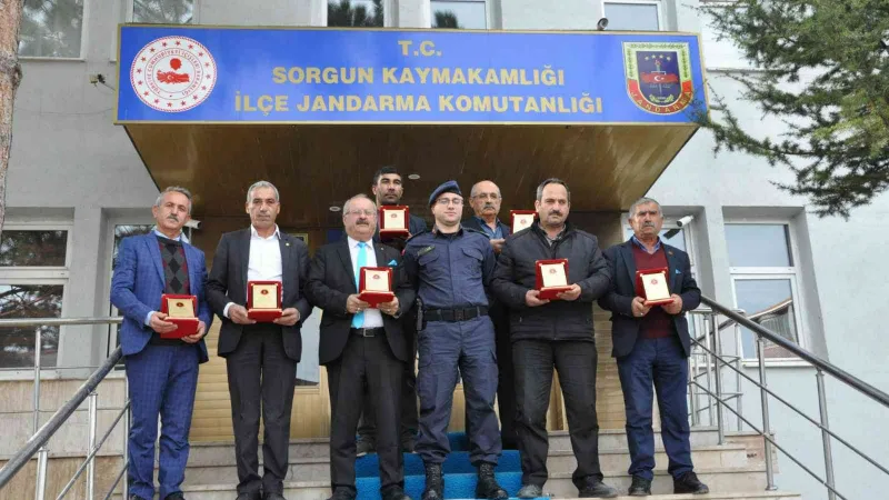 Kamera taktıran muhtarlar plaketle ödüllendirildi