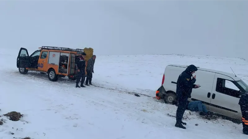 Kuşmer Yaylası’nda kardan mahsur kalan vatandaşın yardımına AFAD ve jandarma yetişti