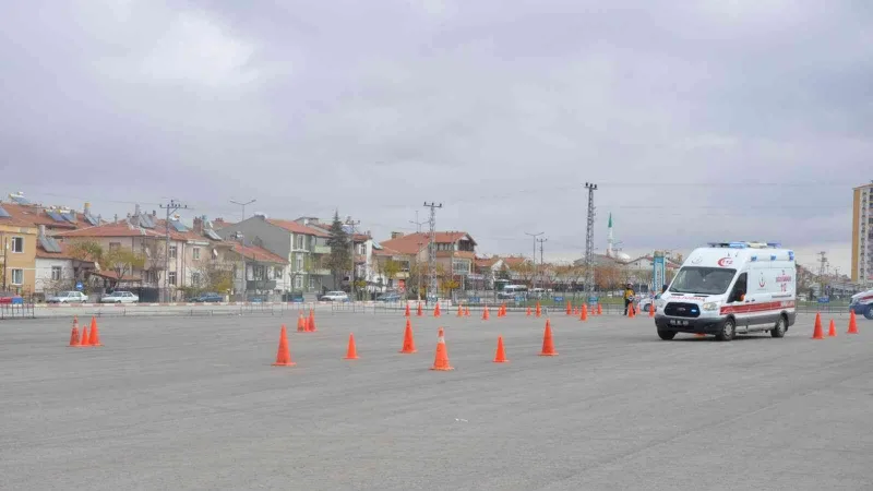 Karaman’da kadın sağlıkçılara ambulans sürüş eğitimi verildi