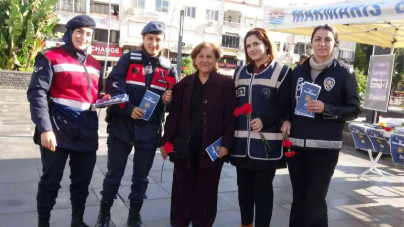 Marmaris’te "Kadına El Kalkamaz" dediler, karanfil dağıttılar