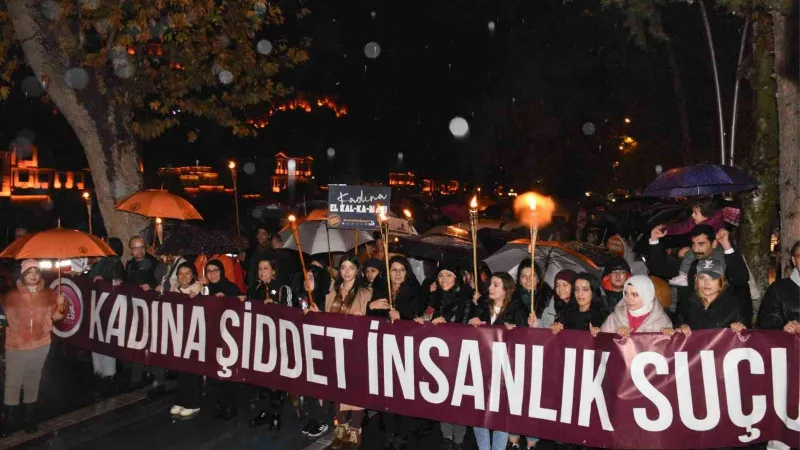 Turuncu renge bürünen Amasya’da kadına şiddete karşı meşaleli yürüyüş