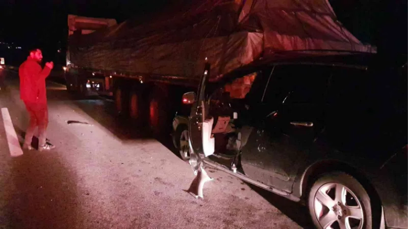 Otoyolda tıra arkadan çarpan otomobildeki karı koca yaralandı