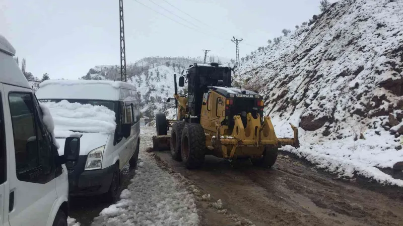 Batman’da etkili olan kar yağışı köy yollarını ulaşıma kapattı