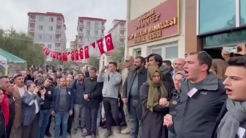 Şehidin silah arkadaşlarının okuduğu marş tüyleri diken diken etti