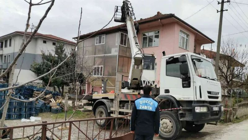 Yıkılan bacaların kaldırılması sürüyor