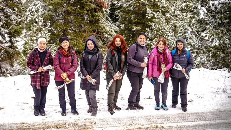 Gümüşhaneli dağcılardan öğretmenlere zirvede sürpriz kutlama