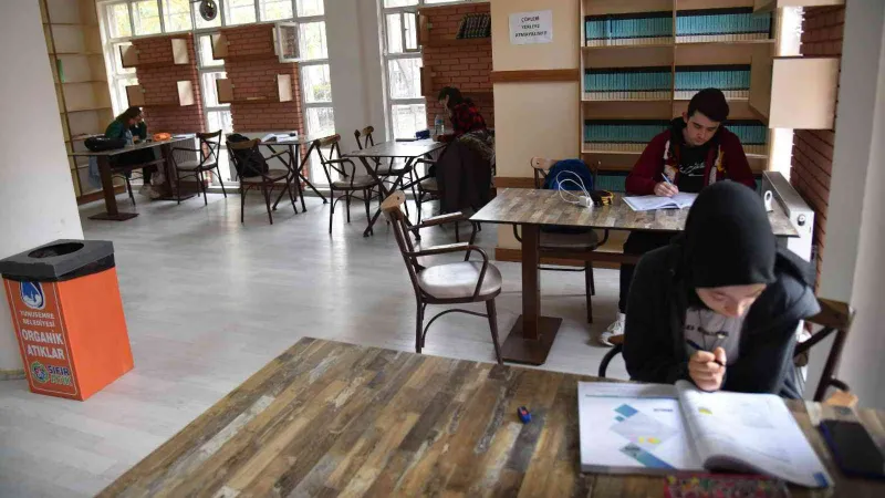 Yunusemre’de kütüphaneler kitapseverlerin uğrak noktası oluyor